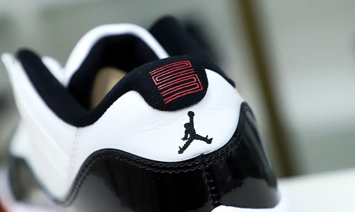 JORDAN 11 LOW AIR WHITE BRED 0505